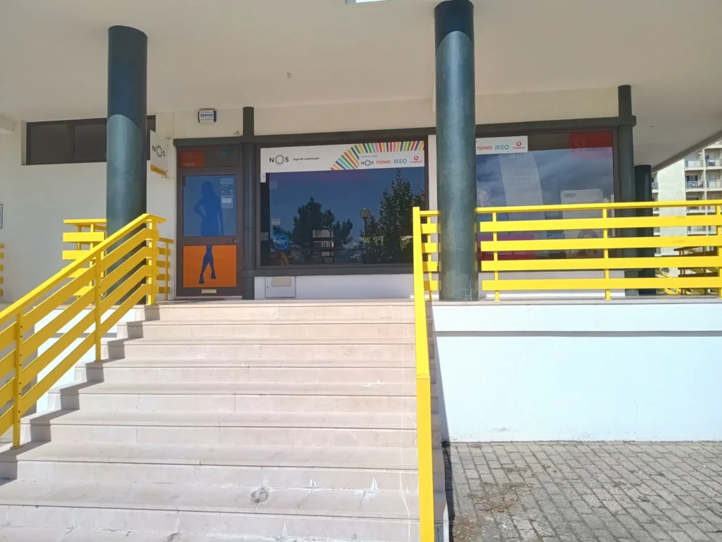 CDoisPontos Informática e Copiadora, Praia da Amorosa, Portugal.