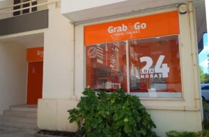 Grab & Go: loja automática de comidas e bebidas na Praia da Amorosa.